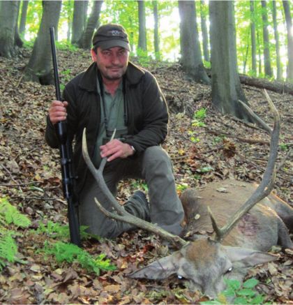 Harald Ringlstetter kniet bei einem erlegten Wild