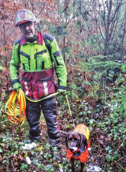 Franz Schmatz mit Hund im Wald