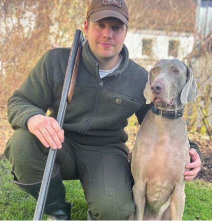 Magnus Köppl kniet neben Hund