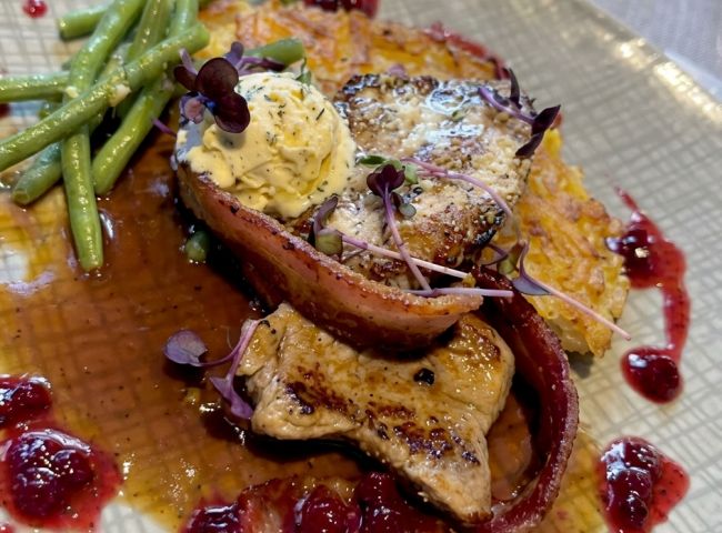 Rehrückenmedaillons mit Schweizer Röschti und wilder Café de Paris-Butter