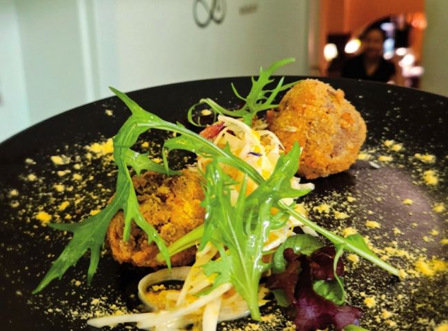 Gebackene Rehbällchen mit Waldorfsalat und kandierten Walnüssen