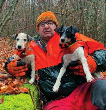 Christian Freundorfer mit zwei Terriern auf dem Arm